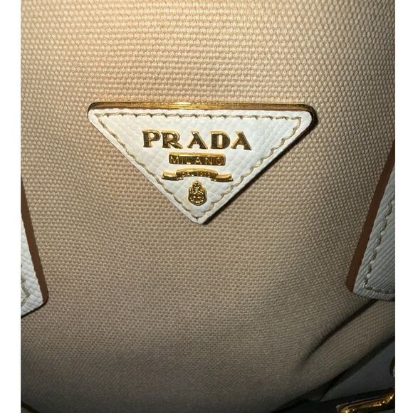 Prada - Picture 3 of 6